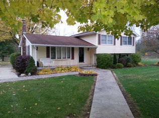 2746 County Line Rd, Middleport, NY 14105