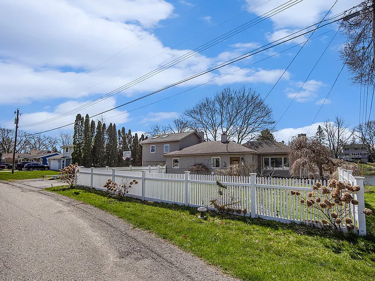 10401 Degrand Dr — Photo 57
