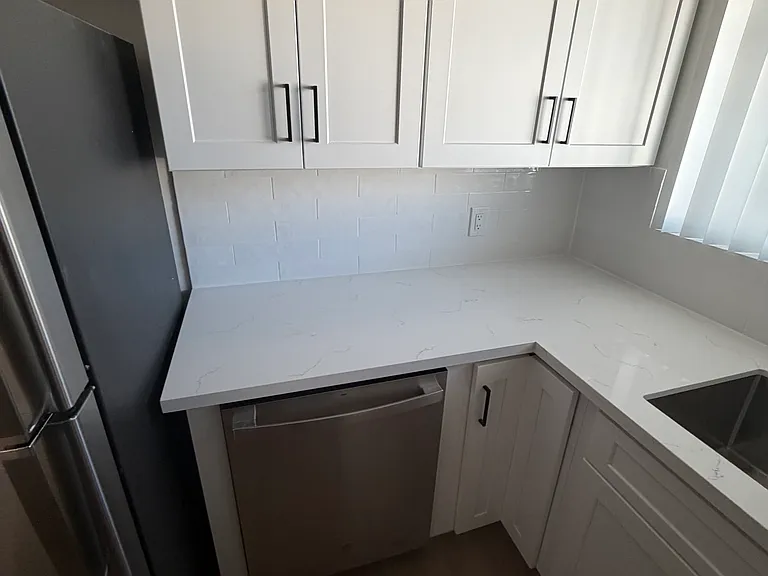 2733 Montrose Ave #7 — Photo 10