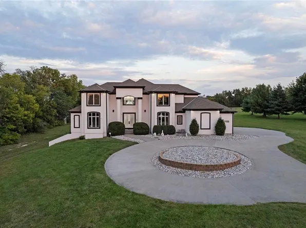 10705 Wildflower Dr, Lees Summit, MO 64086