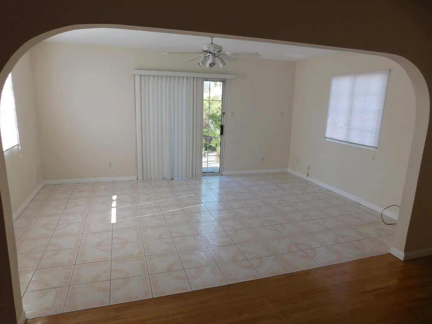 Gorgeous 4bed/2bth Single Family Home In Quiet Area Of Granada Hills — Photo 2