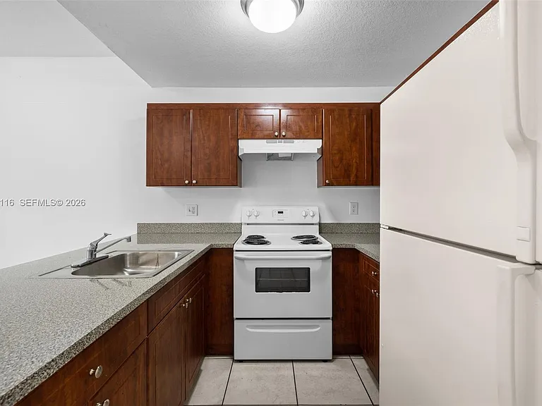 2421 W 78th St #104 — Photo 4