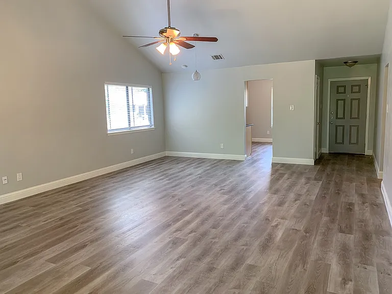 1604 Holstein Dr — Photo 5