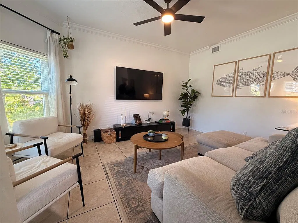 3 bed, 2.5 bath, 1920 sqft, $3,800 — Photo 3