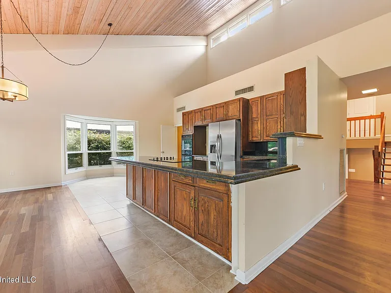 687 Oahu St — Photo 8