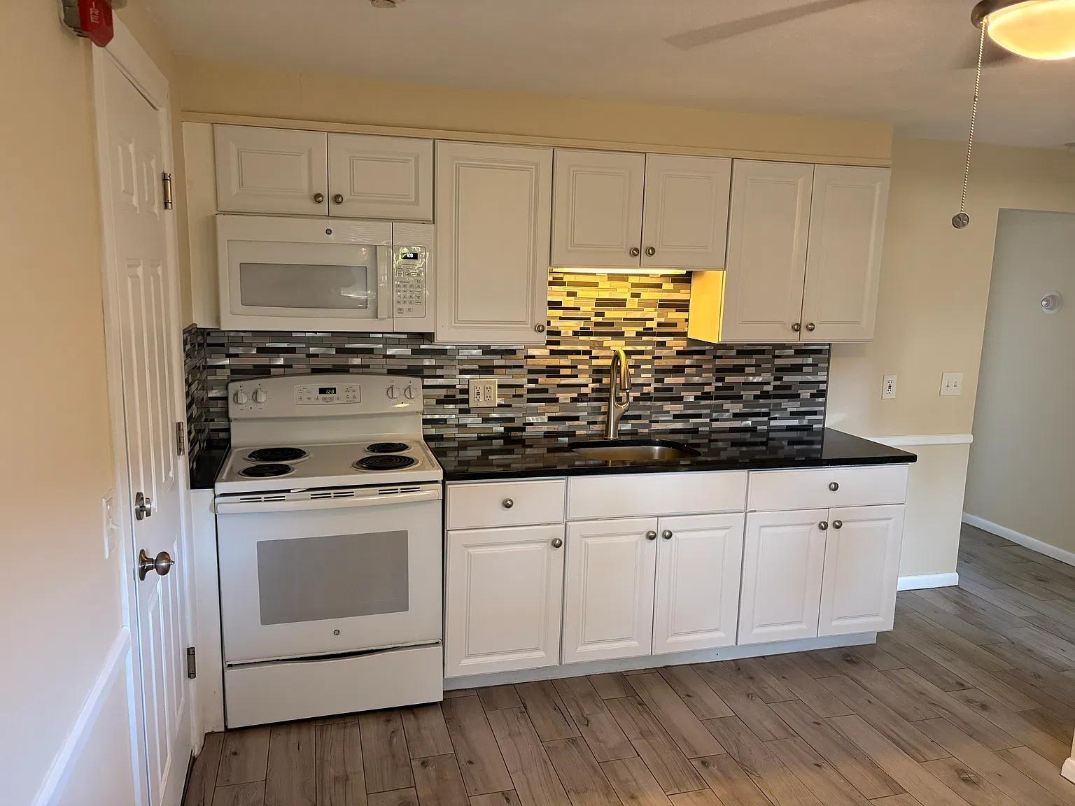 2 bed, 800 sqft, $1,275 — Photo 1