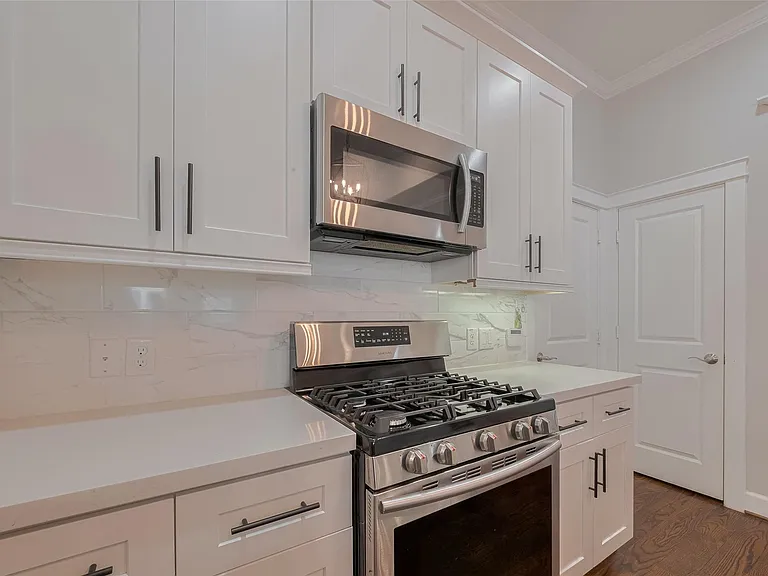 854 W 20th St — Photo 12