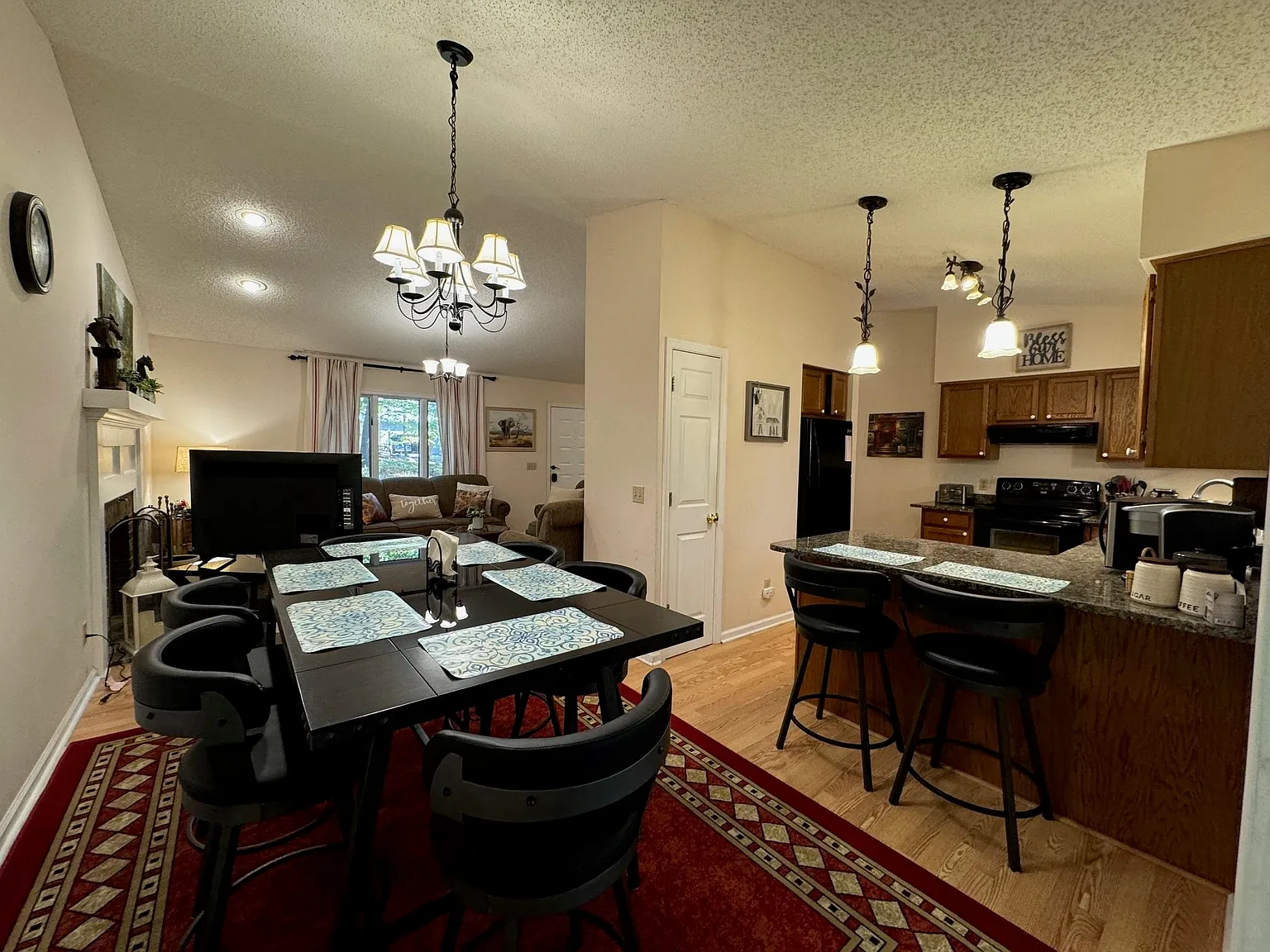 3 bed, 3.0 bath, 2061 sqft, $2,400 — Photo 3