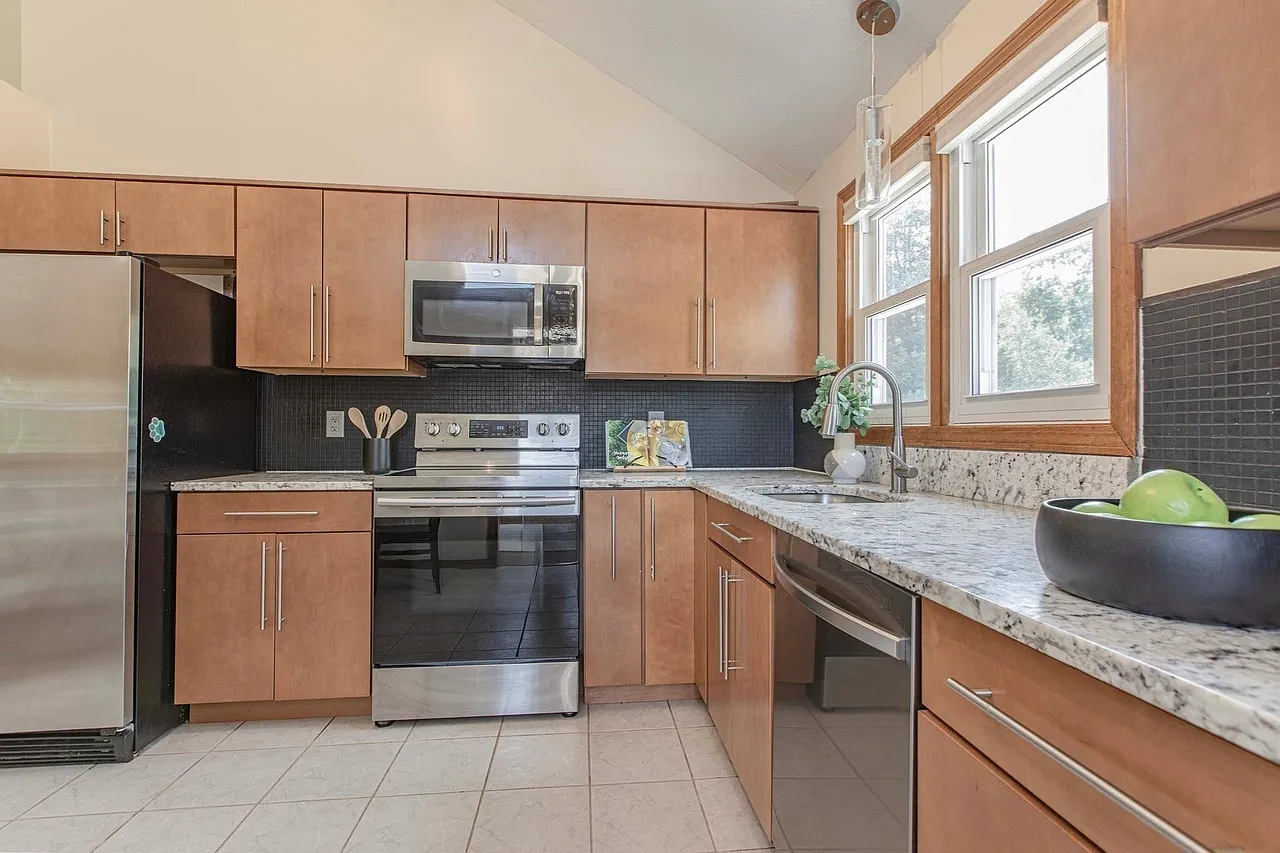 4 bed, 2.5 bath, 1700 sqft, $4,000 — Photo 2