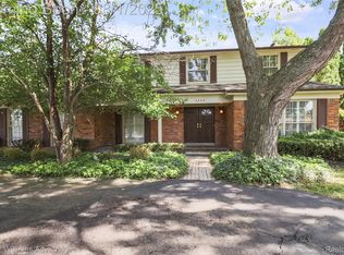 5349 Greenbriar Dr, West Bloomfield, MI 48323