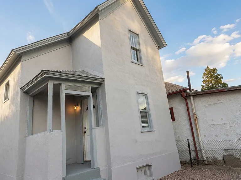642 Bellevue Pl — Photo 3
