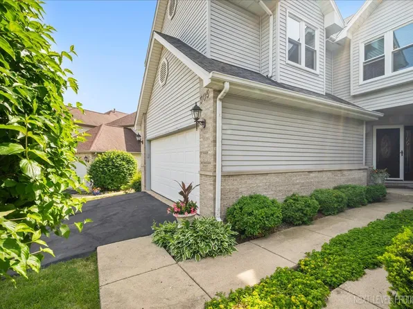 905 Thornwood Ct, Saint Charles, IL 60174