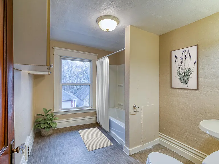 1028 N Cedar St — Photo 14