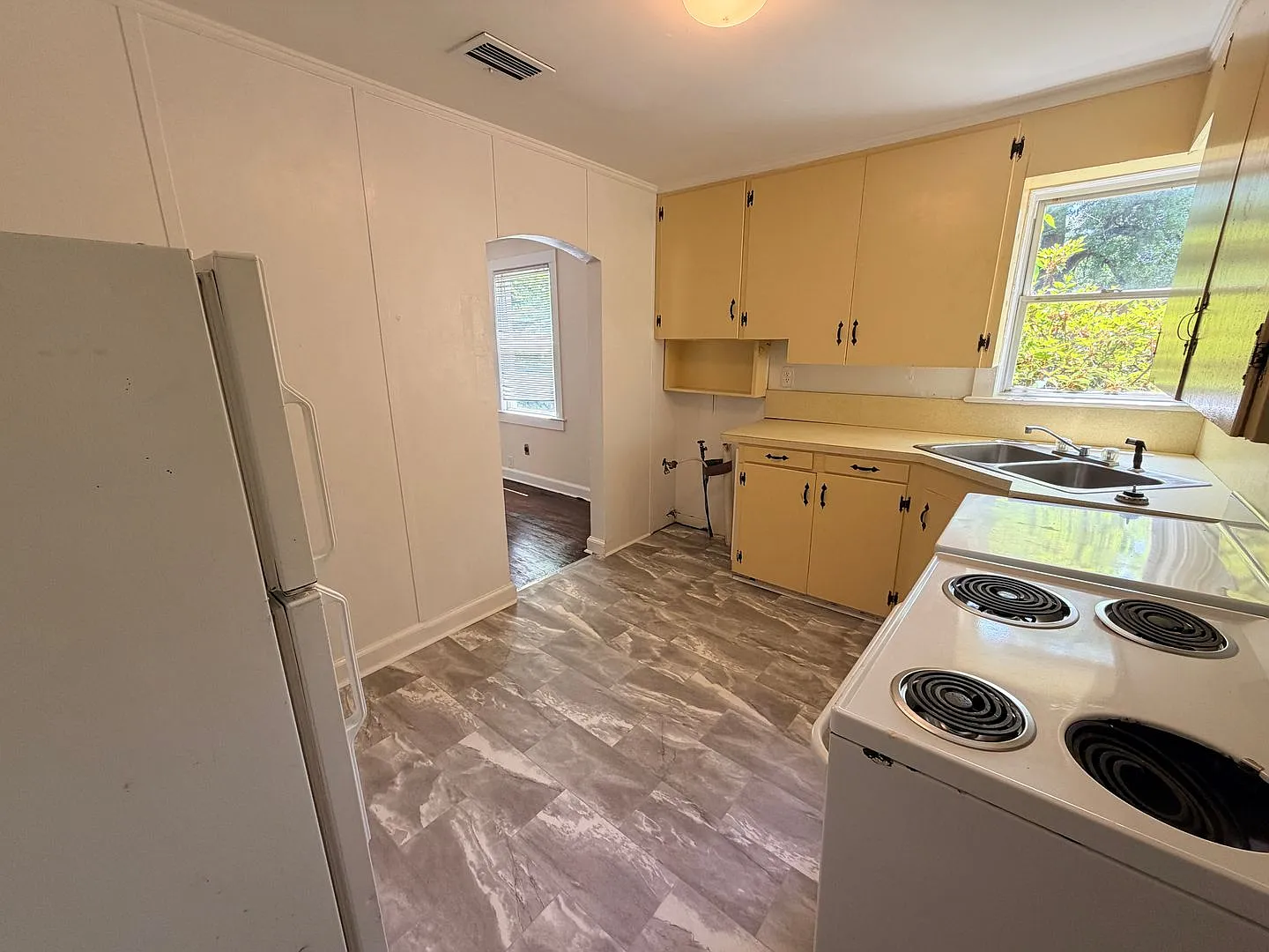 Check Out This 2 Bedroom/1 Bath Home — Photo 4
