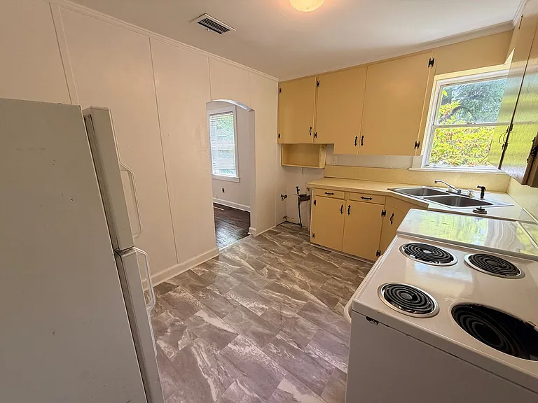 713 Lakeland Ave — Photo 4