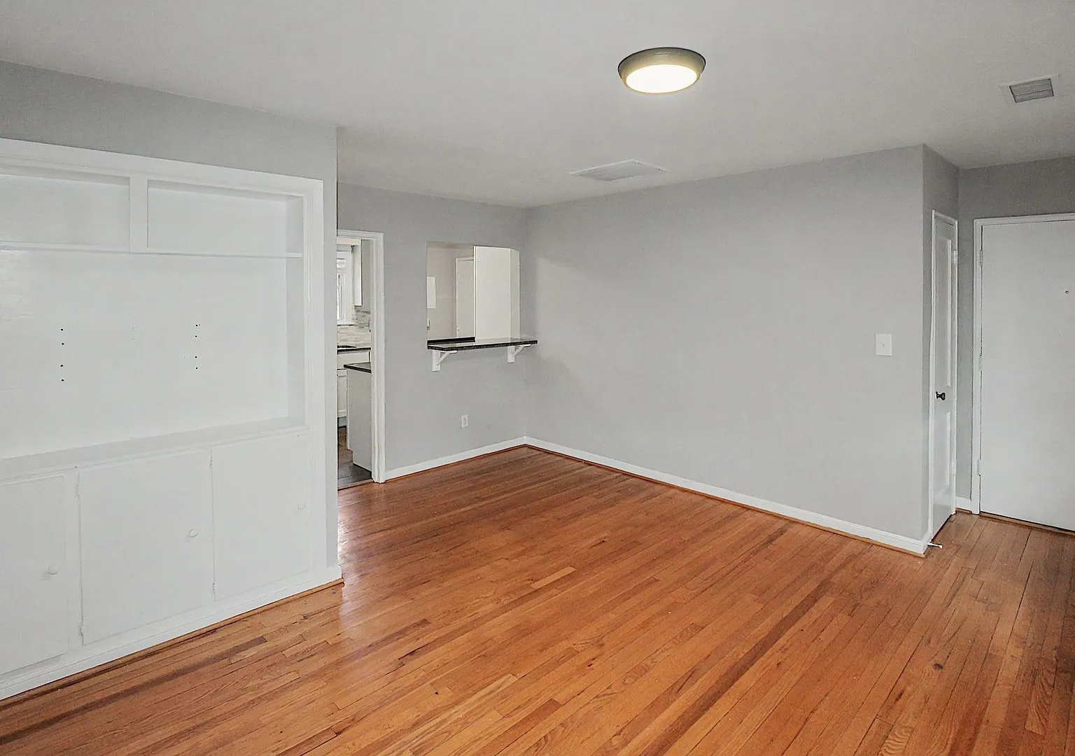 Charming Top-Floor 2-Bedroom Condo in Selwyn Village! — Photo 3