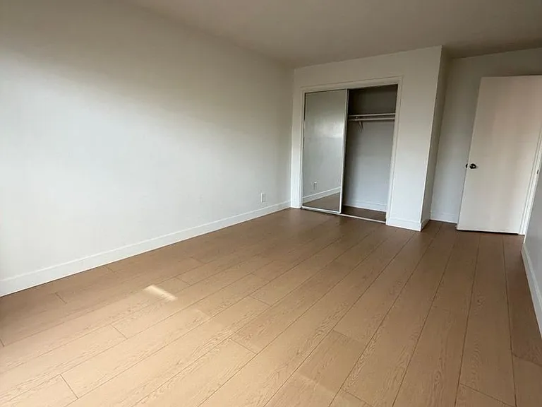 North of Wilshire Charming Apartments — Photo 12