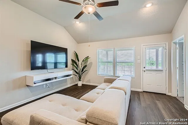 3 bed, 2.0 bath, 1692 sqft, $1,995 — Photo 4