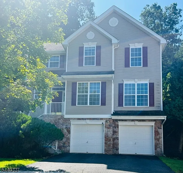 4 bed, 2.5 bath, $3,750 — Photo 1