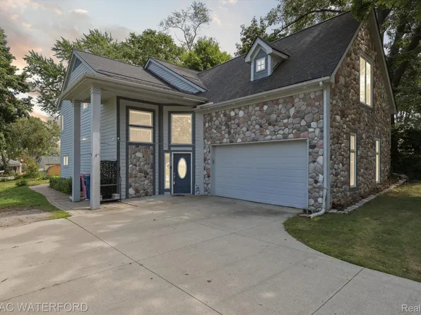 3940 Maiden St, Waterford, MI 48329