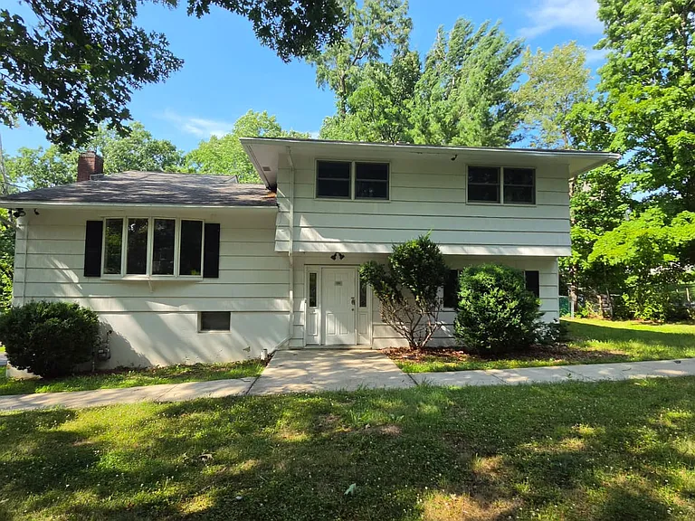 124 Forshay Rd — Photo 2