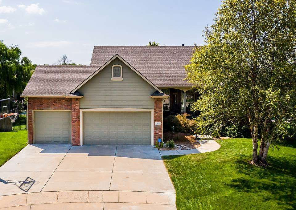 1st image of 817 N Crescent Lakes Cir