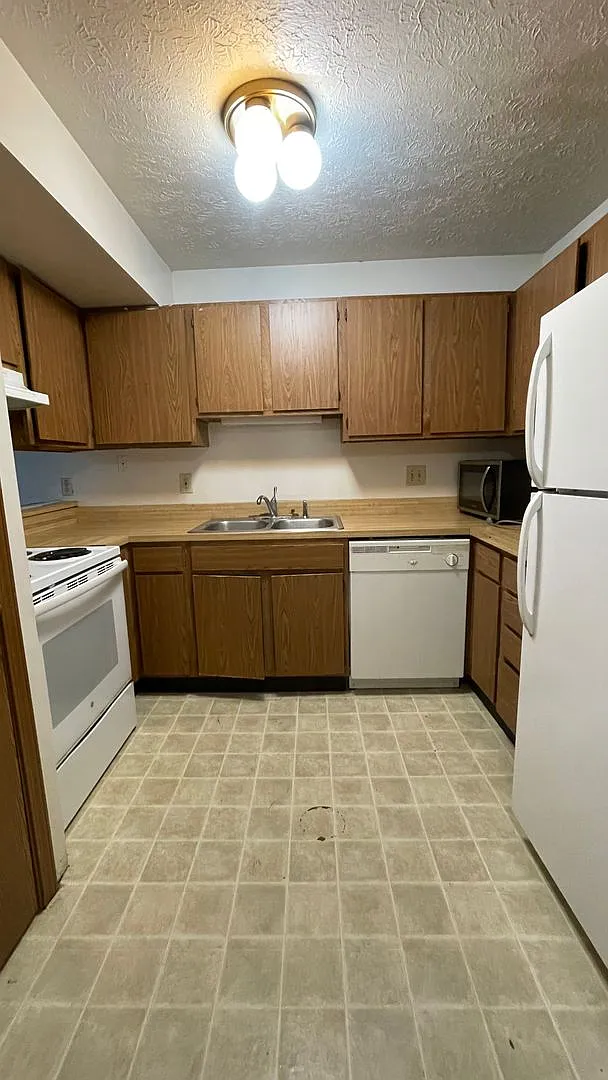 3 Bedroom Apartment Near Campus — Photo 4