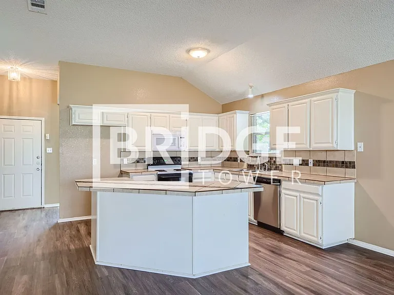 409 Kelley Ct — Photo 5