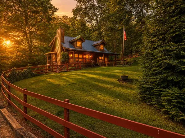306 Springbrook Dr, Franklin, NC 28734