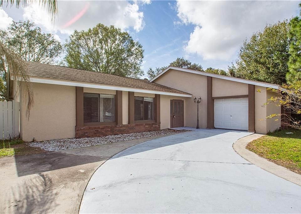1st image of 704 Putt Ln E