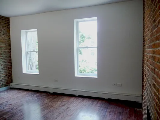 Rented by Perry Associates NYC Inc | media 18