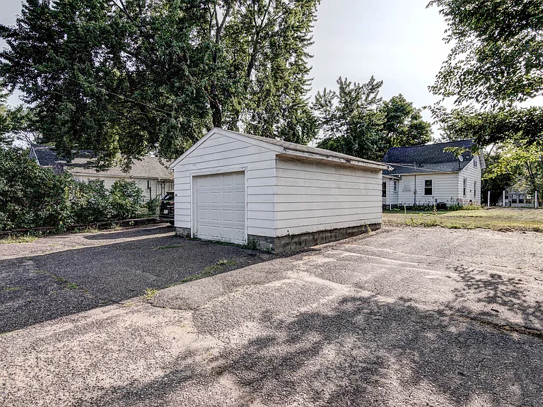 616 Davis Ave — Photo 3
