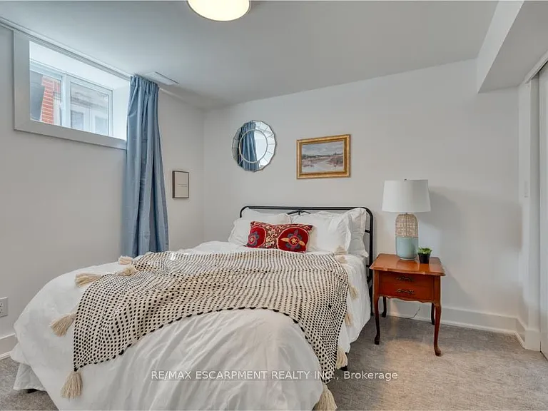 239 Cloverdale Ave E #LOWER — Photo 16