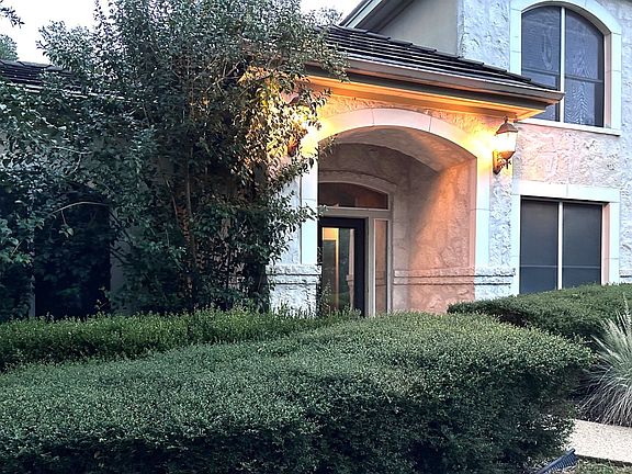 2nd image of 7 Monarch Oaks Ln