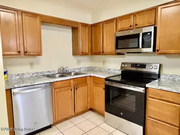 1515 La Fontenay Ct, Louisville, KY 40223