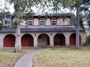 320 Live Oak Ln, Lake Jackson, TX 77566