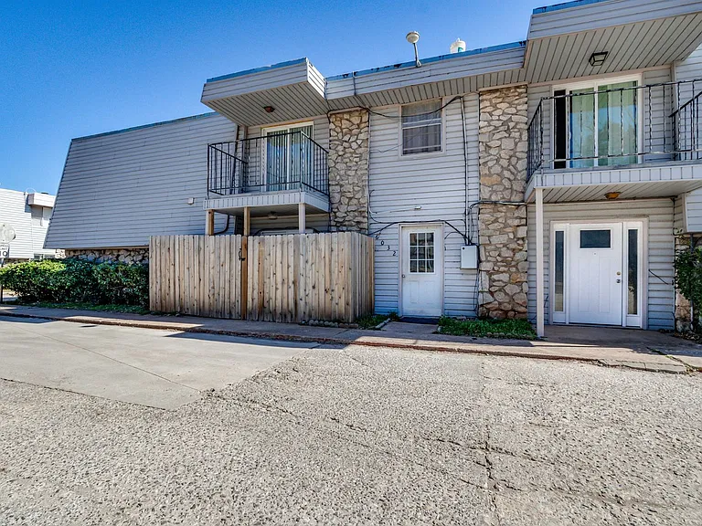 6032 Nw Expy #D — Photo 1