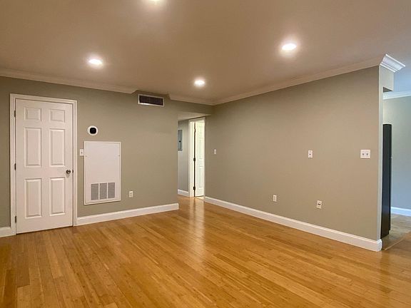 3rd image of 630 Hillcrest St APT 9