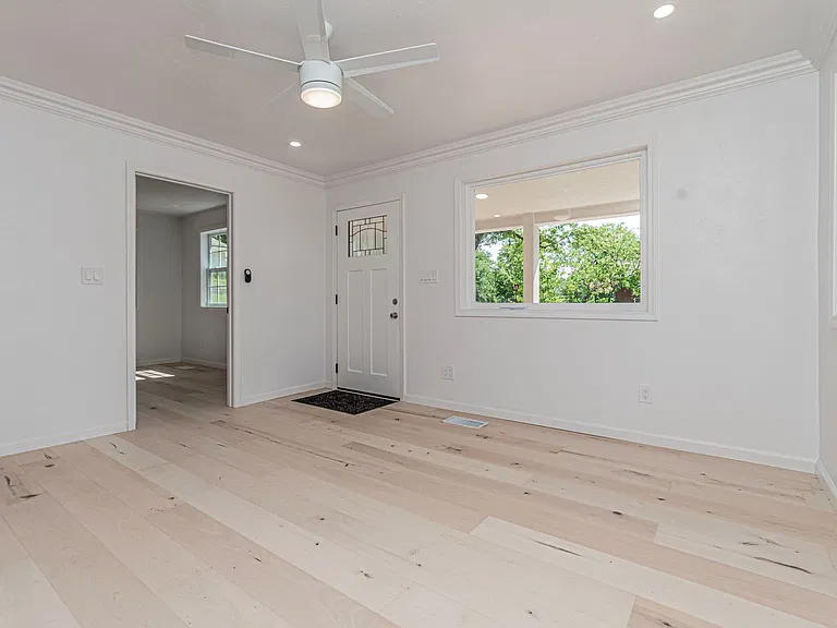 829 Broadway Ave — Photo 4
