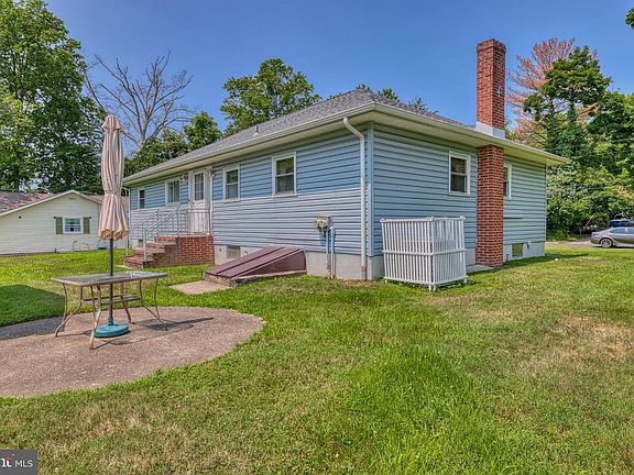 5th image of 240 Walnut Ln