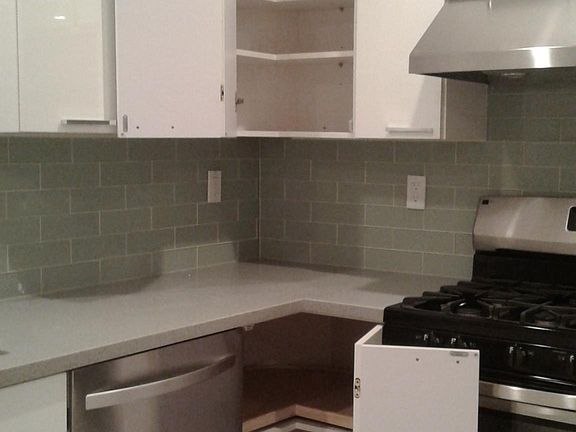 3rd image of 118 Mariposa St