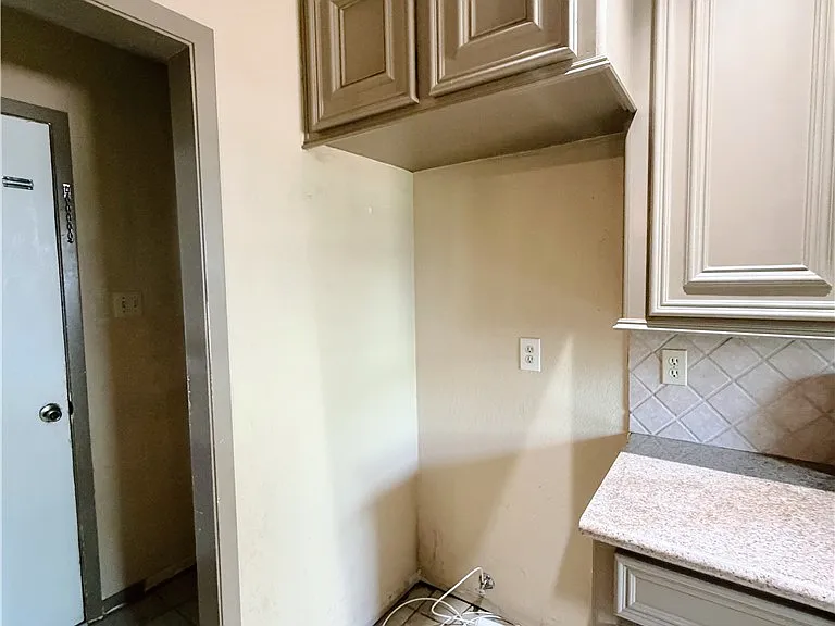 2706 Red Hill Dr — Photo 12