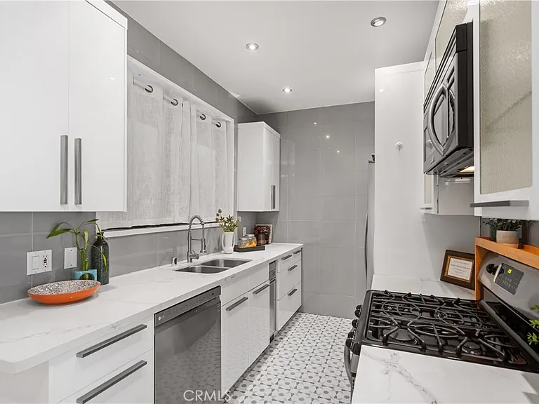 828 N Hudson Ave #106 — Photo 9