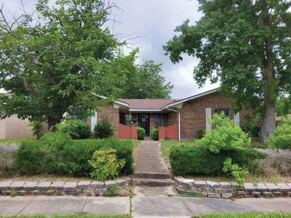 1417 Meadowcrest Dr, Mesquite, TX 75149