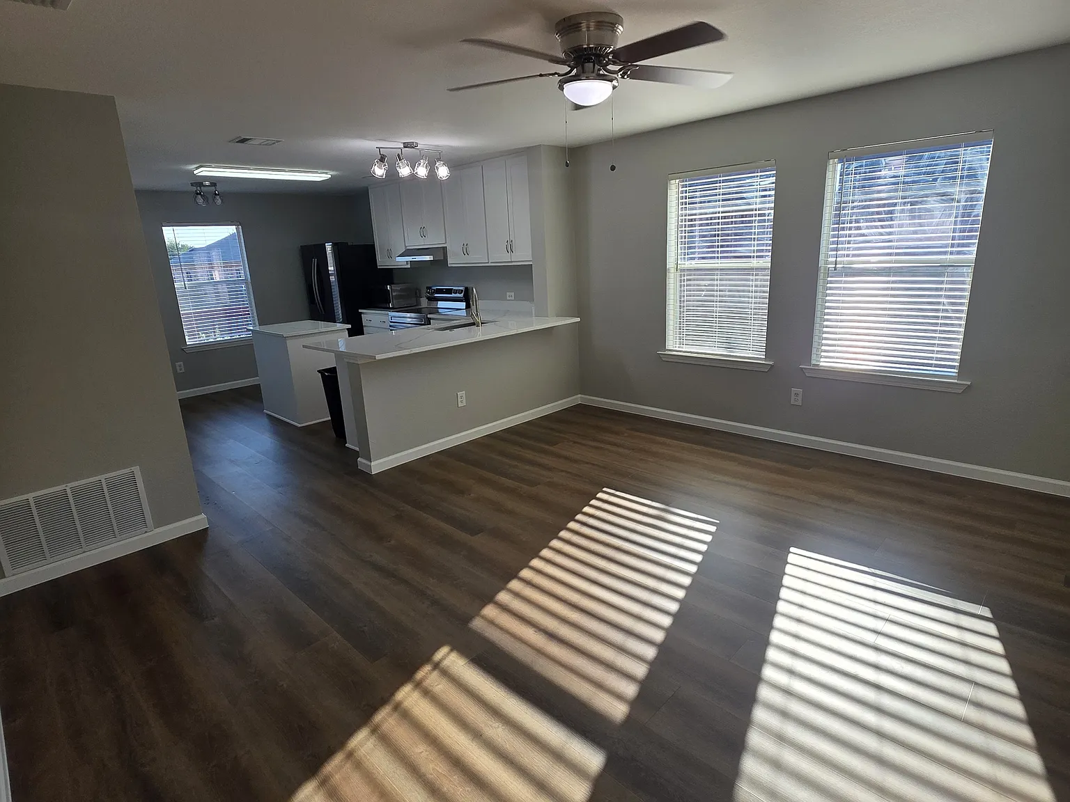 3 bed, 1228 sqft, $1,900 — Photo 1