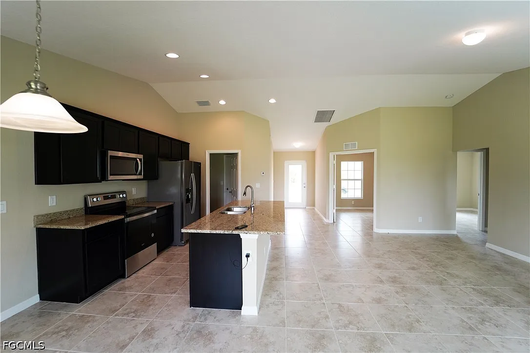 3 bed, 2.0 bath, 1469 sqft, $1,900 — Photo 4