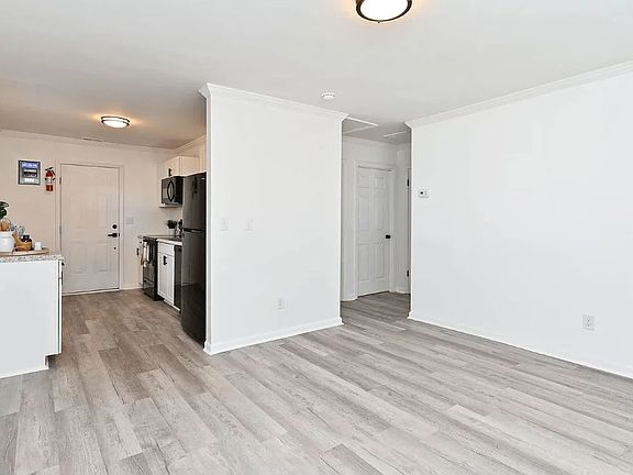 3rd image of 405 Old Buncombe Rd APT 21