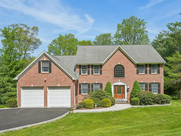 2 Logans Way, Danbury, CT 06811