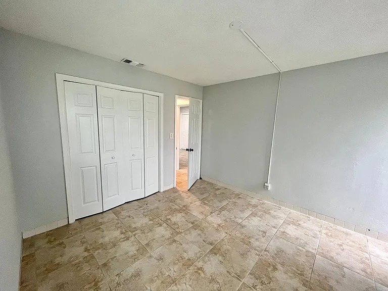 2813 NE 27th St #4 — Photo 5