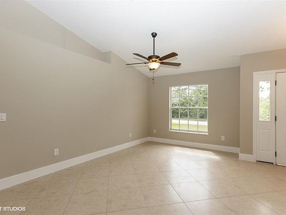 3rd image of 208 SW Milburn Cir